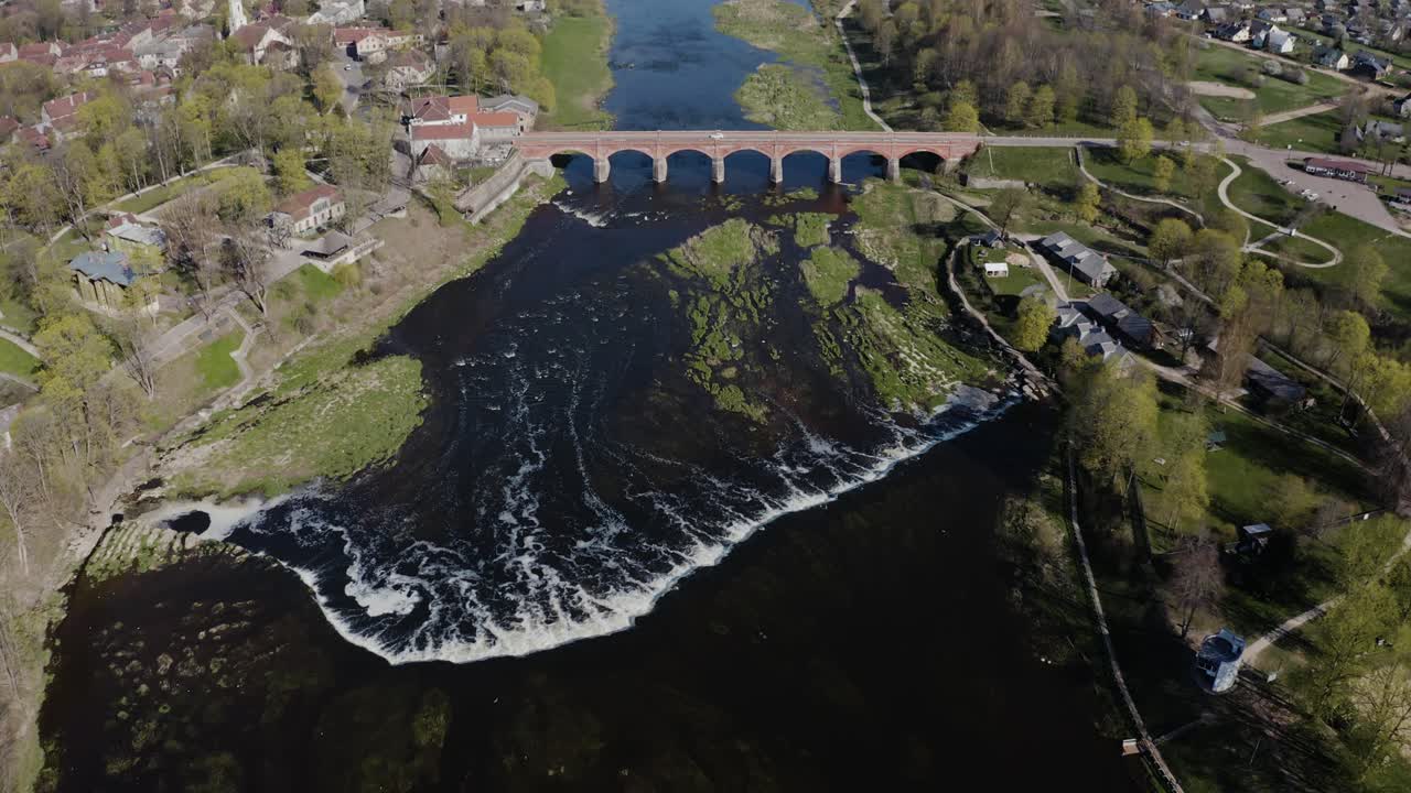벤타 폭포 위를 날아다니며
