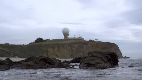 estructura tecnológica junto a la playa