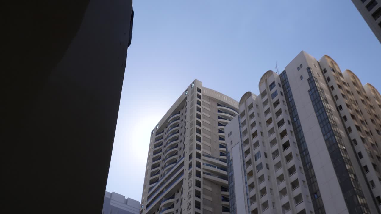 enormes rascacielos ubicados en la autopista en dubai en el centro