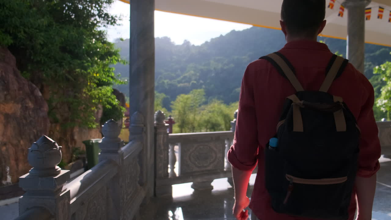 turista caminando por el templo asiático