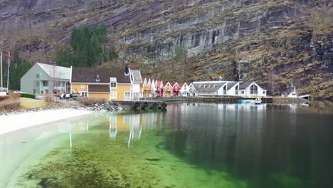 Playa-Y-Centro-De-La-Ciudad-De-Mo-Modalen,-Noruega