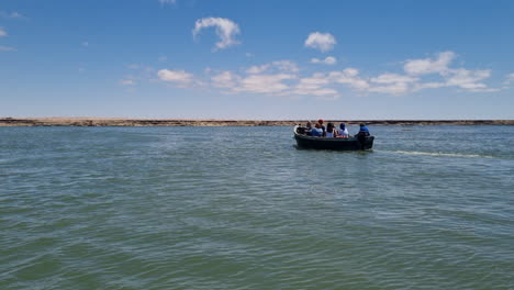 grupo de turistas en movimiento en barcos de pescadores en la laguna de nayla en marruecos
