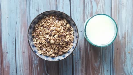 granola with milk