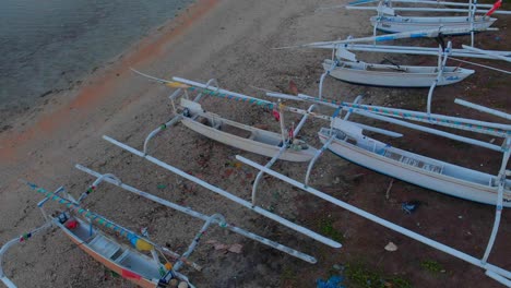 barcos de pesca locales en la playa de amed bali durante el amanecer, aéreo