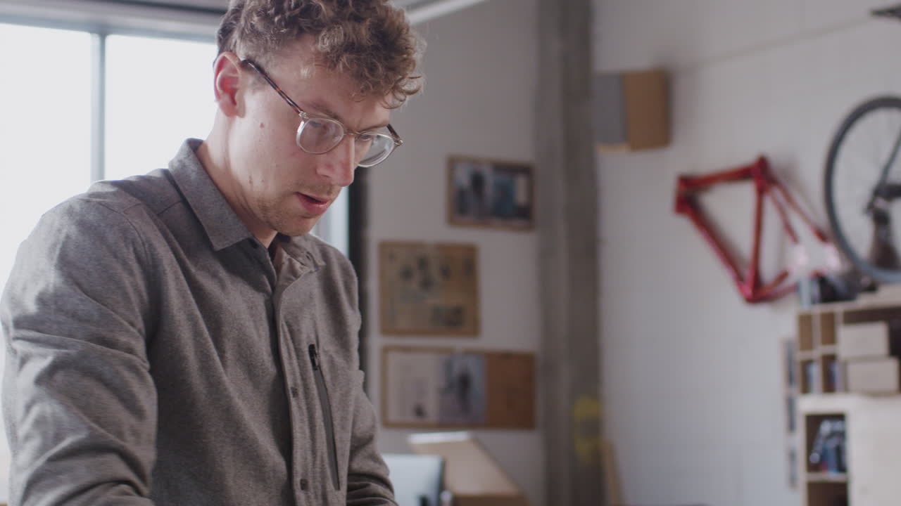 propietario de un taller para la construcción de bicicletas de bambú sostenibles