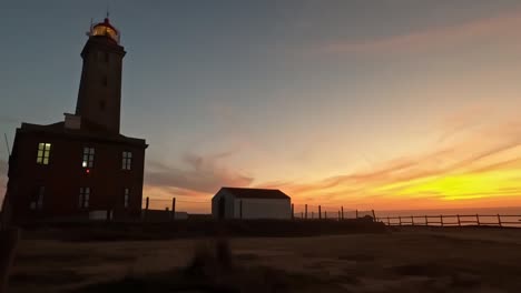 Faro-Histórico-En-Faro-Penedo-Da-Saudade,-Portugal-Durante-La-Hermosa-Puesta-De-Sol