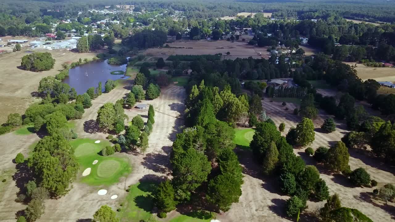 호주 빅토리아 빅토리아 타운십을 배경으로 트렌담 골프 코스의 공중 전망