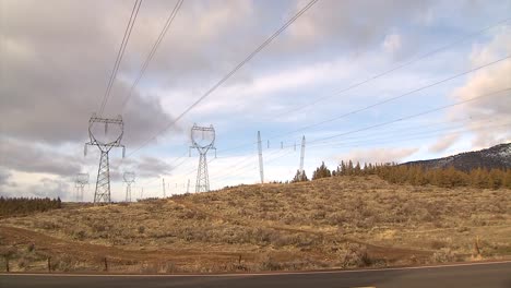 Transformadores-De-Línea-Eléctrica-En-Zona-Rural