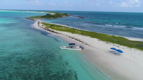 Paisaje-Isla-Caribeña-En-Medio-Del-Mar-En-El-Archipiélago-De-Los-Roques