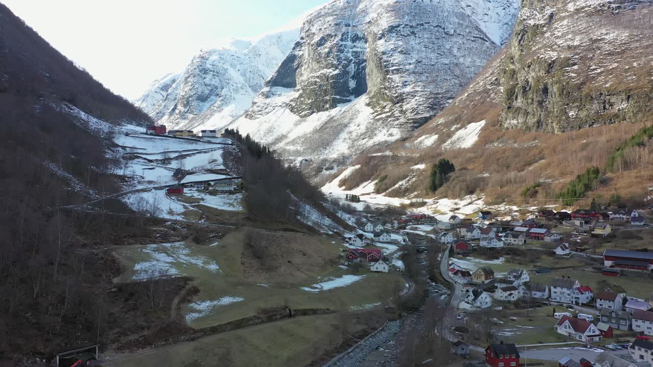 Veduta aerea mattutina invernale che mostra case e la valle di Undredal, Norvegia - Villaggio remoto nella natura selvaggia vicino all'Aurlandsfjord, Norvegia