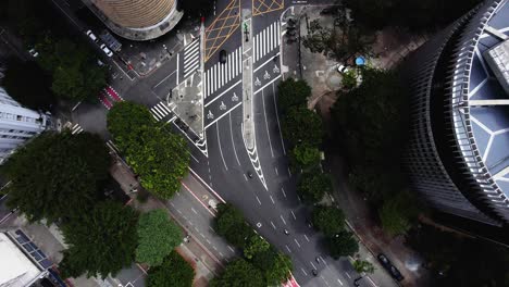 Vista-Aérea-Siguiendo-Motos-En-La-Avenida-Ipiranga-En-Sao-Paulo,-Brasil---De-Arriba-Hacia-Abajo,-Disparo-De-Drones