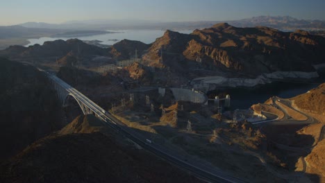 Vista-Aérea-De-La-Presa-Hoover-Con-El-Lago-Mead-Al-Fondo