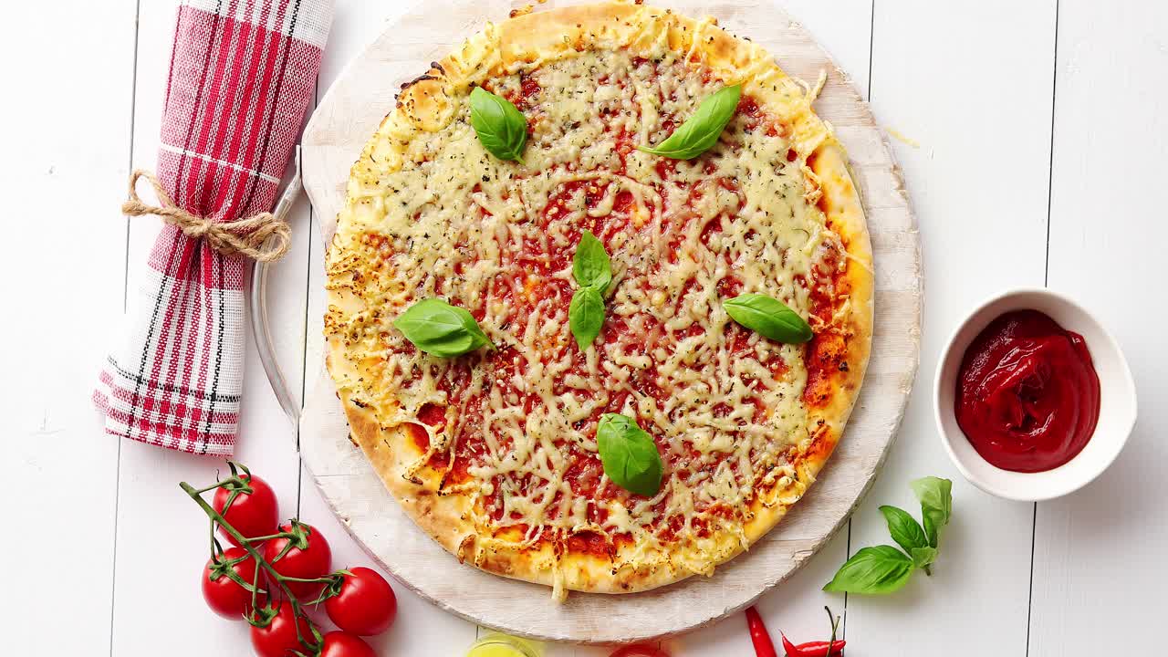 Deliziosa pizza italiana servita su un tavolo di legno, ripresa dall'alto