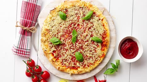 deliciosa pizza italiana servida en una mesa de madera tomada desde arriba