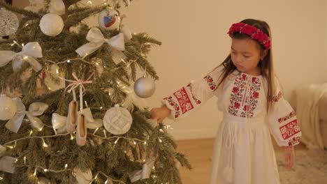 madre e hija preparándose para la celebración de navidad