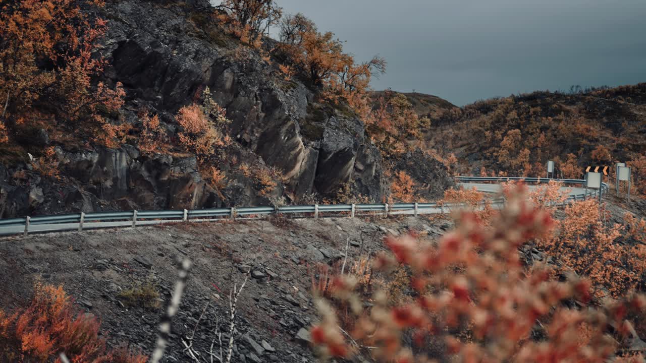 다채로운 북부 풍경을 통해 좁은 2 차선 구불 구불 한 도로에서 운전하십시오.