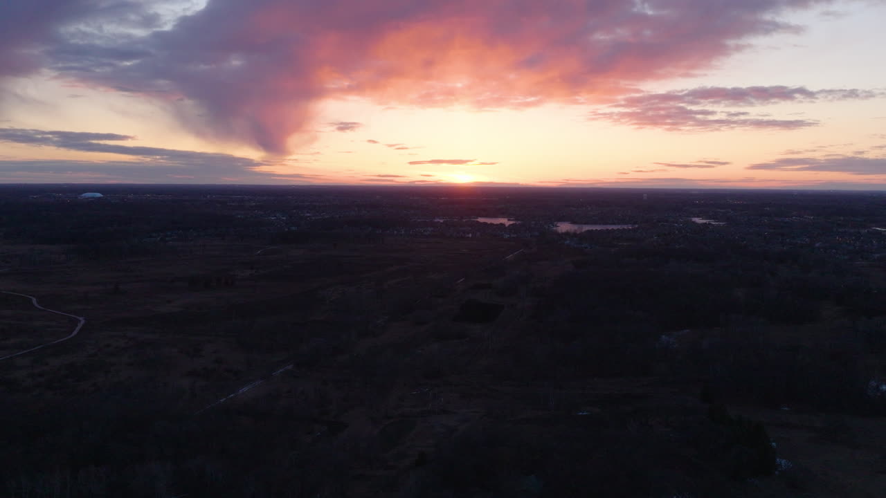 el santuario de los humedales de blaine en minnesota durante la dramática puesta de sol dorada, aérea