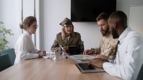 reunión en una oficina militar