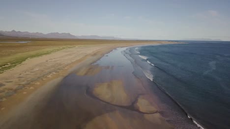 Imágenes-Aéreas-De-Una-Rara-Playa-De-Arena-Dorada-Y-Olas-Tranquilas-Durante-El-Verano-Soleado-En-La-Península-De-Snaefellsness,-Islandia