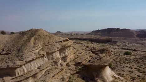 Landungsdrohne-Erschossen-Landformerosion-Auf-Felsiger-Bergformation,-Die-Vom-Wind-Poliert-Wurde,-In-Tropischem-Küstenklima-In-Katar,-Iran,-Sandschlammsäulenstein-In-Der-Nähe-Des-Meeres-Im-Golf-Der-Insel-Hormuz,-Malerische-Aussicht