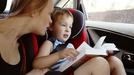 Mutter-Spricht-Mit-Sohn,-Während-Sie-Im-Auto-Sitzen