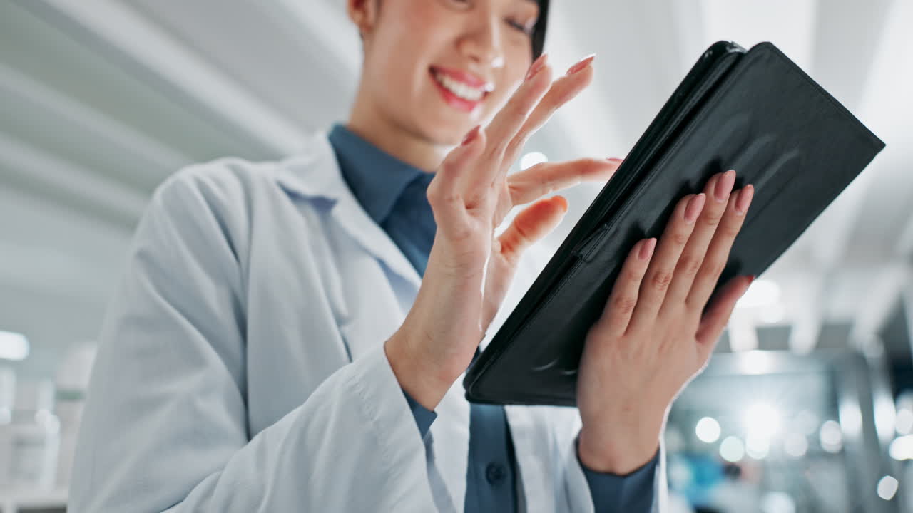 병원에서 태블릿을 사용하는 의사