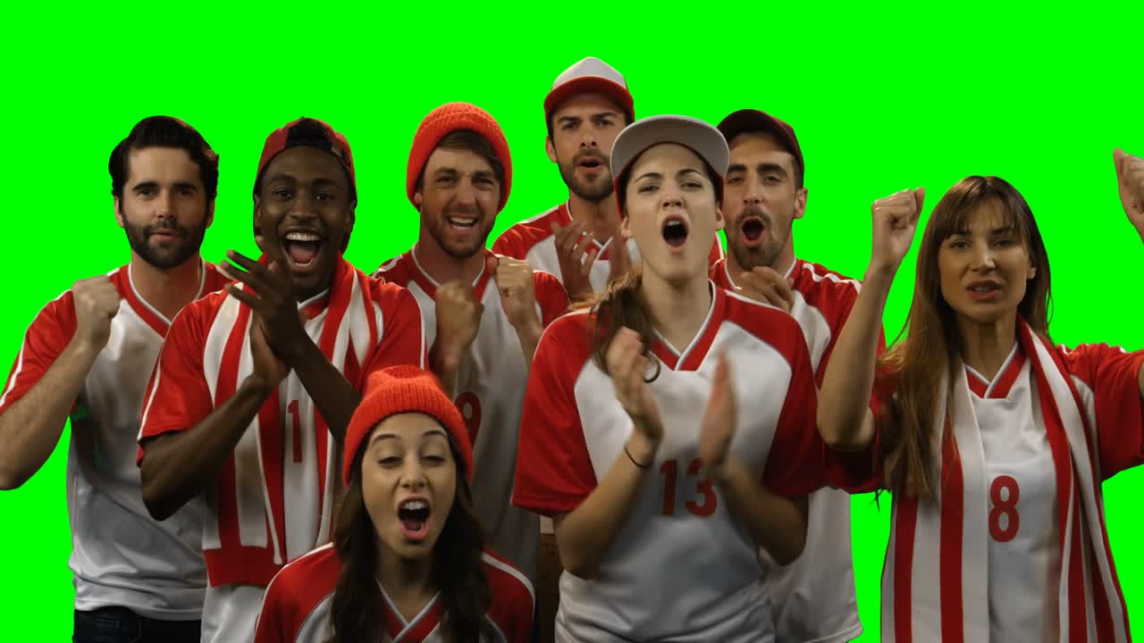 grupo de amigos viendo un partido de fútbol