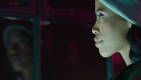 mujer de negocios afroamericana exitosa que usa una tableta digital haciendo una lluvia de ideas creativas para un proyecto de inicio navegando en línea trabajando tarde en la oficina por la noche