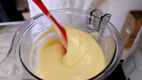 licuadora de alimentos industrial que mezcla mantequilla vegana