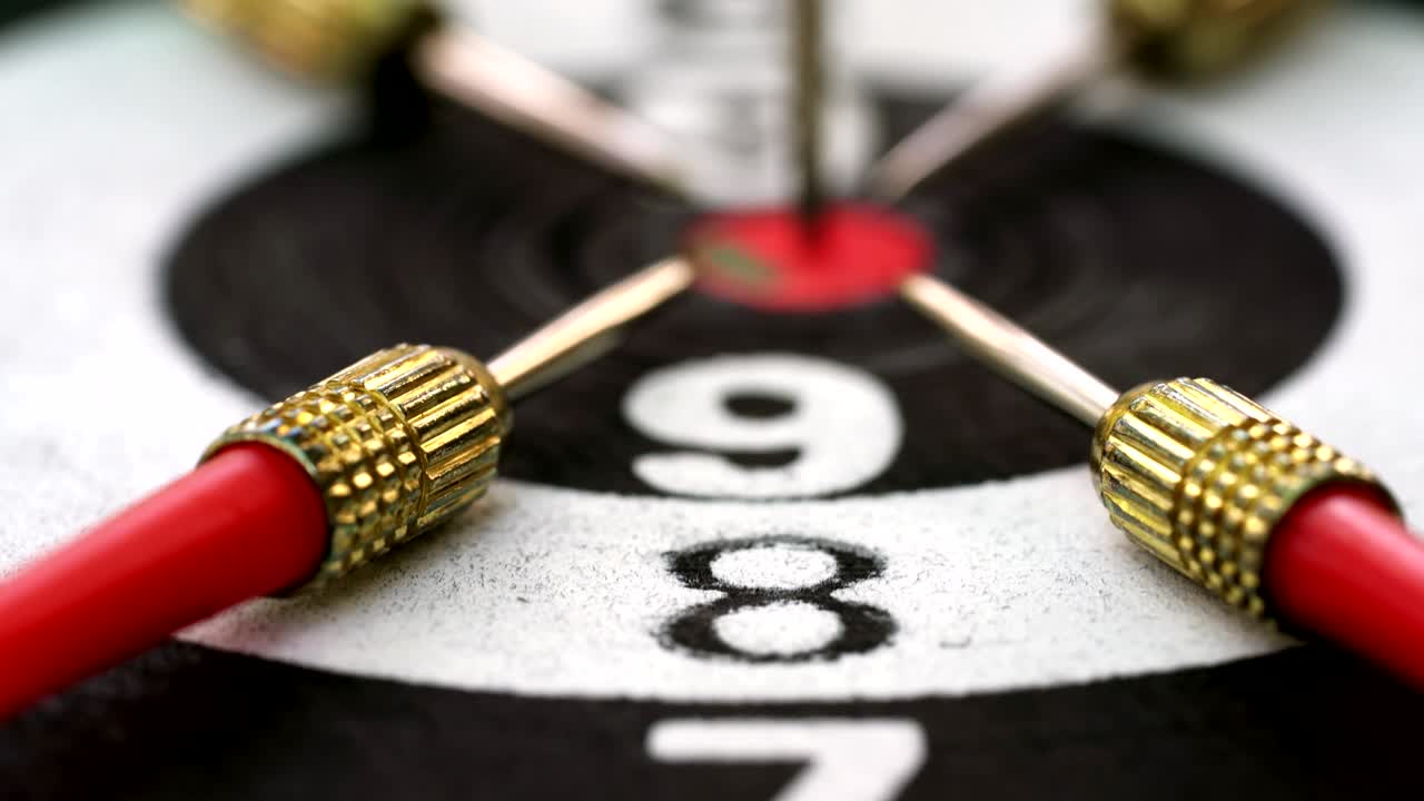 가까이 다트 화살표 타격 목표 센터 다트보드 배경 비즈니스 타링 및 초점 개념