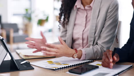 gente de negocios, manos y reunión con la tableta