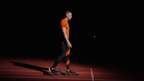 un velocista preparándose para una carrera