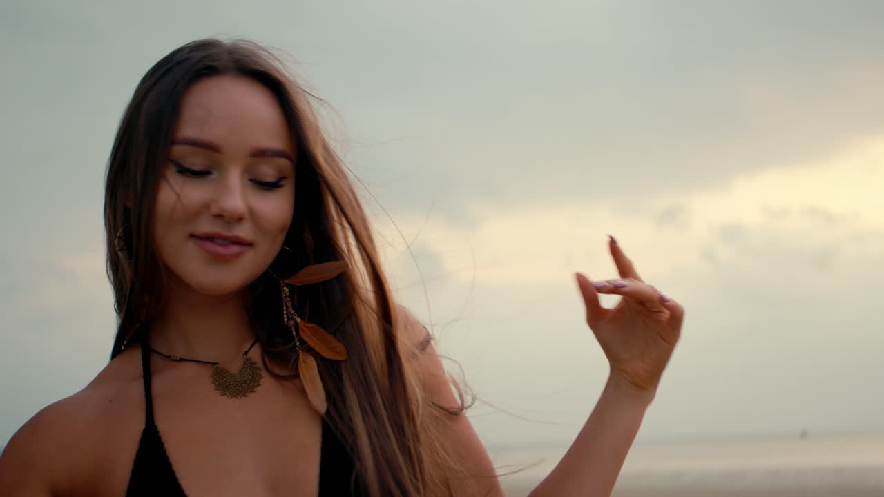 해질녘 해변에서 명상하는 여자