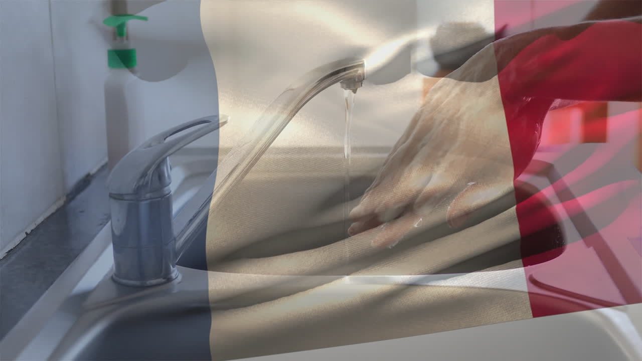 프랑스  ⁇ 발이 싱크대 안에서 손을  ⁇ 는 여성의 중간 섹션에 대해 흔들리고 있습니다.