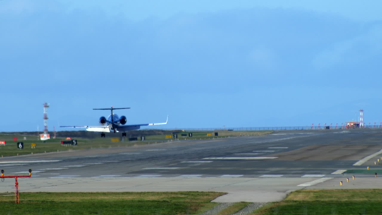 활주로에 착륙하는 개인 제트기의 후면 보기