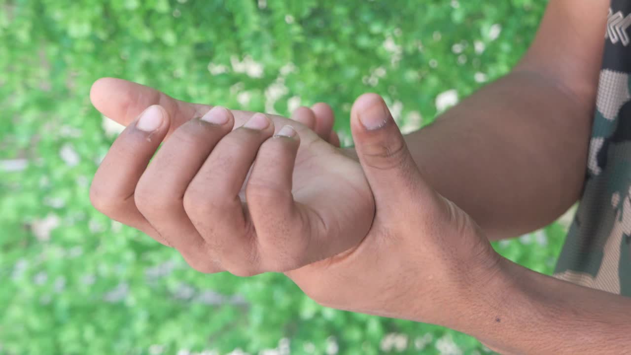 persona con las manos en la muñeca