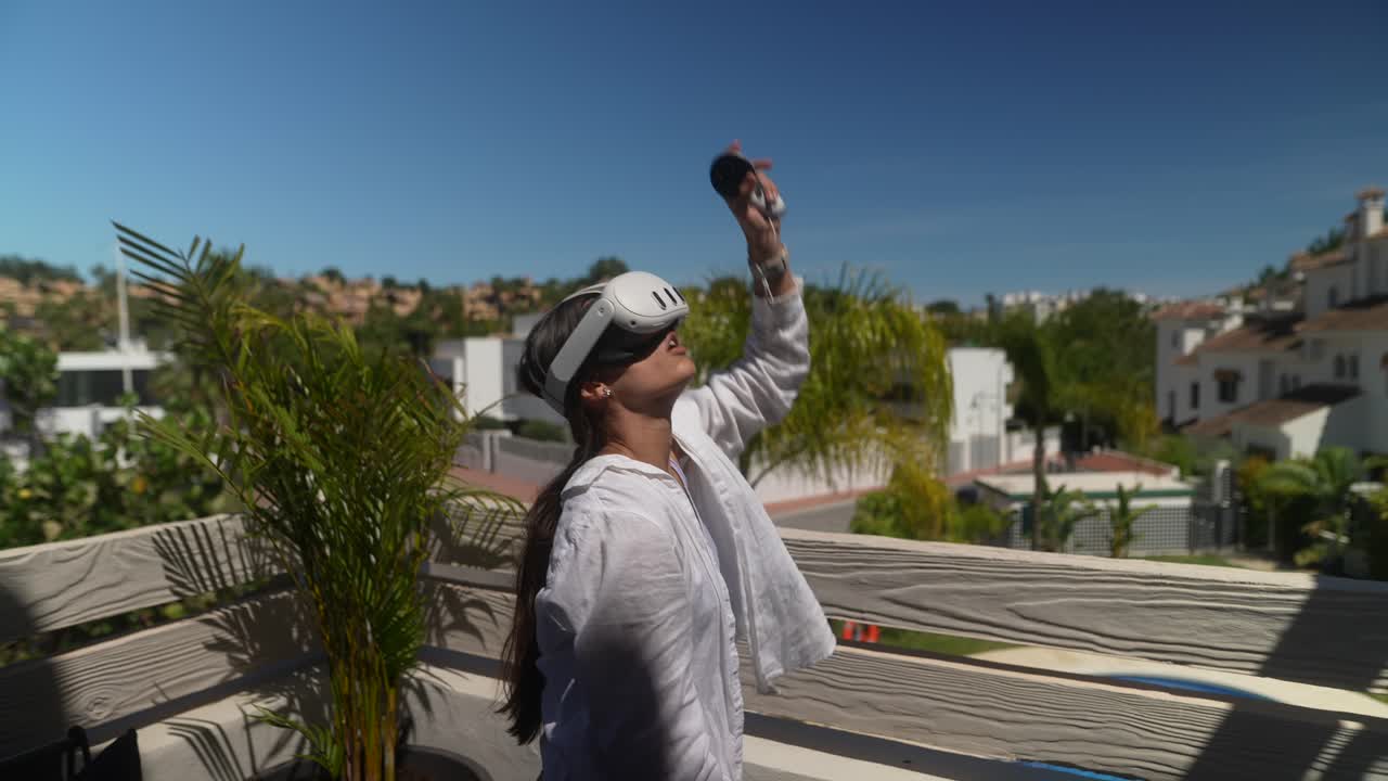 Donna che sperimenta la realtà virtuale su un balcone