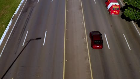 Tráfico-De-Tres-Carriles-Circulado-A-Lo-Largo-De-La-Autopista-De-La-Ciudad-Capital-De-Brasilia,-Aéreo