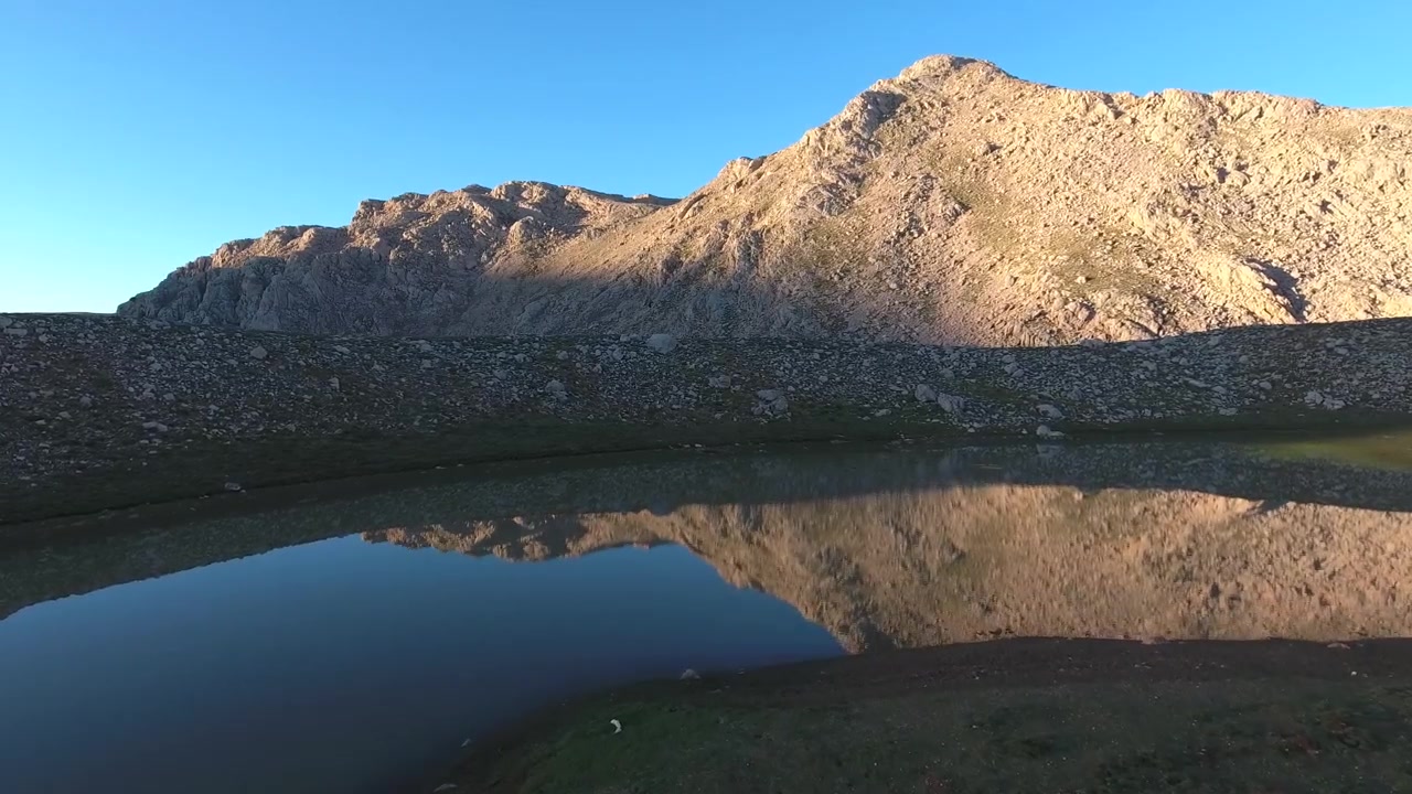 Gün Batımında Sakin Bir Alp Gölü'ne Yansıyan Dağ Zirvesi