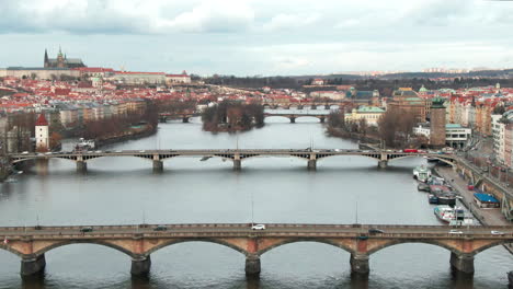 Vuelo-De-Drones-Sobre-El-Río-Vltava-En-Praga-Cerca-Del-Puente