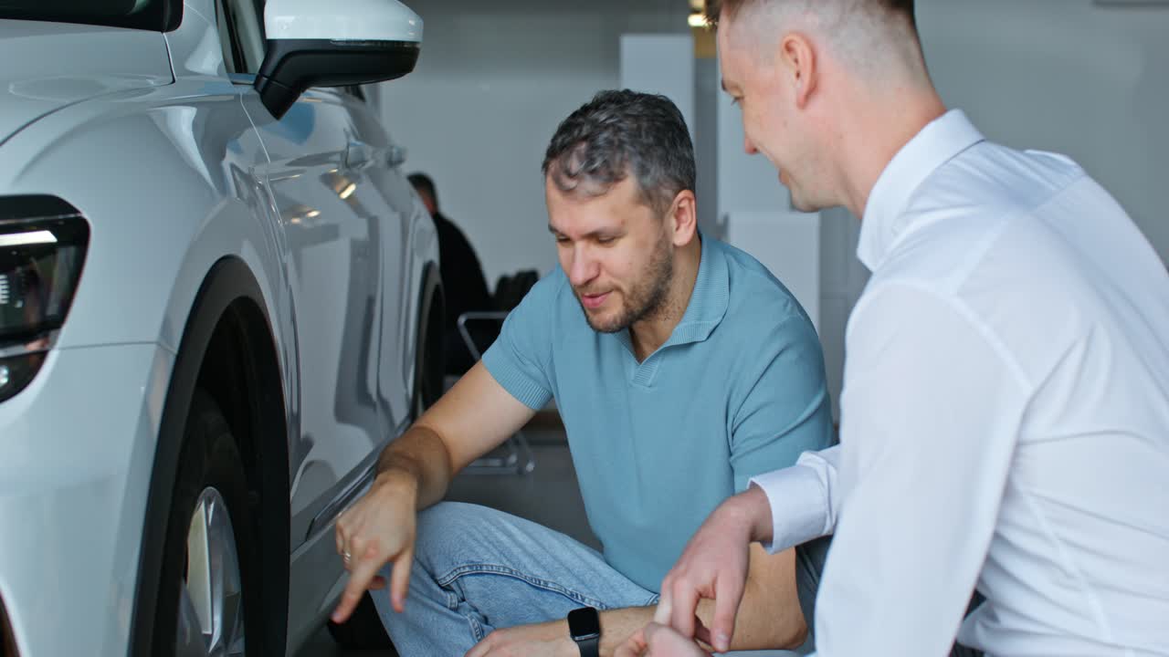 vendedor de automóviles discutiendo características con el cliente
