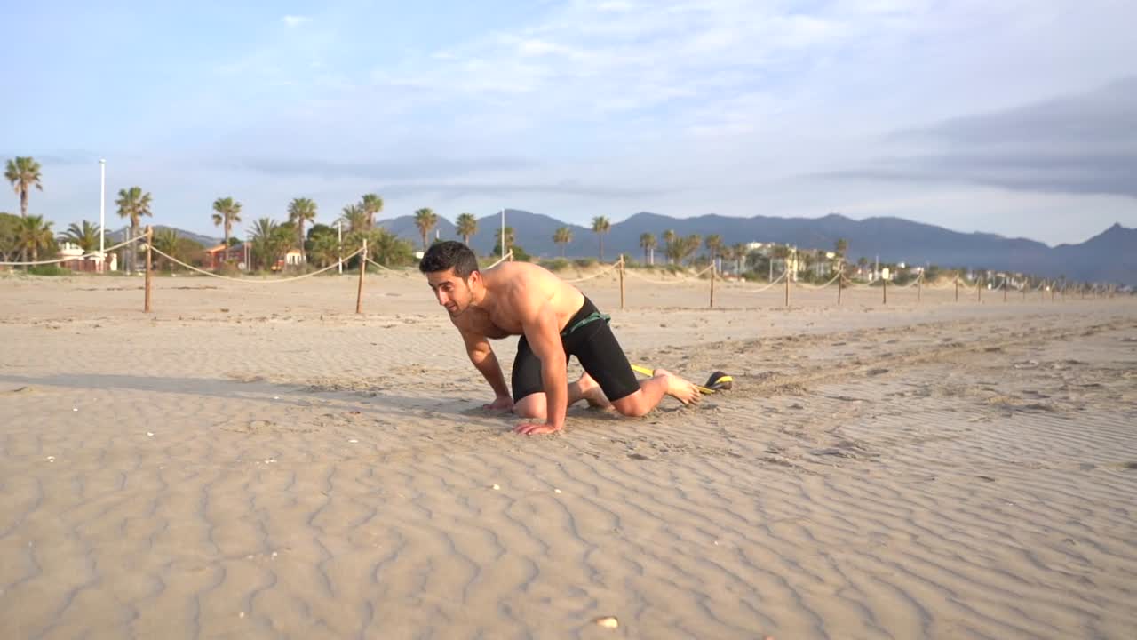 해변에서 저항 운동을 한 후 웃는 소년