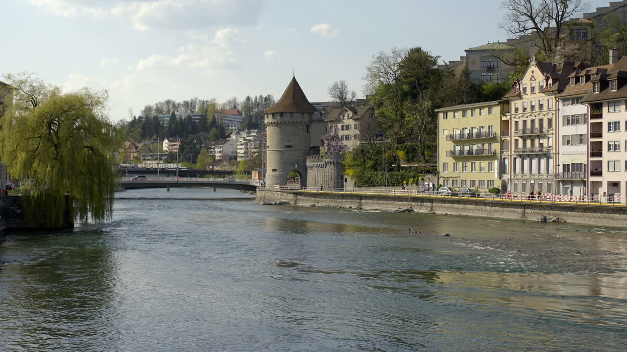río de la ciudad de lucerna en verano