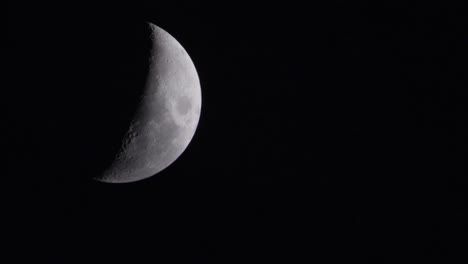 Tiro-De-Lapso-De-Tiempo-De-La-Luna-Con-Nubes-Pasando-Por-Tiro-De-Vossem