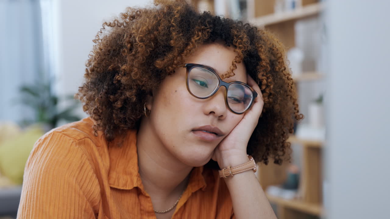 mujer cansada, agotada y aburrida en la oficina