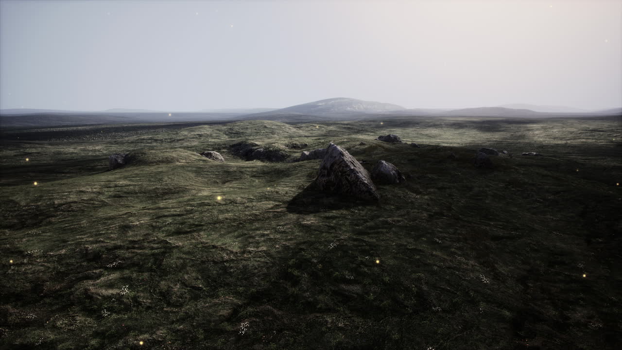 prado verde en el fondo de las montañas