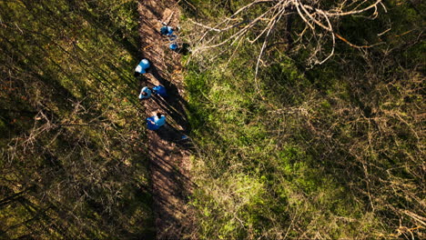 Vista-Aérea-De-Voluntarios-Limpiando-Basura-En-Una-Zona-Forestal.