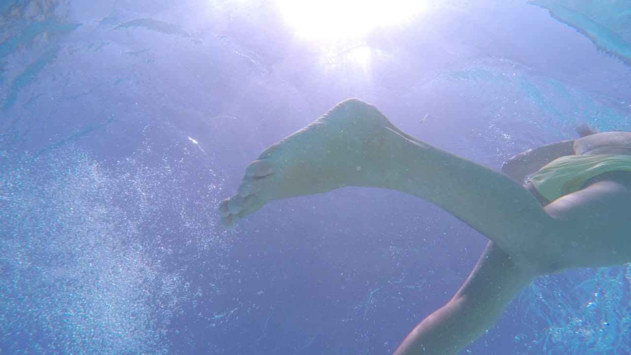 подводный вид детей, развлекающихся в открытом бассейне
