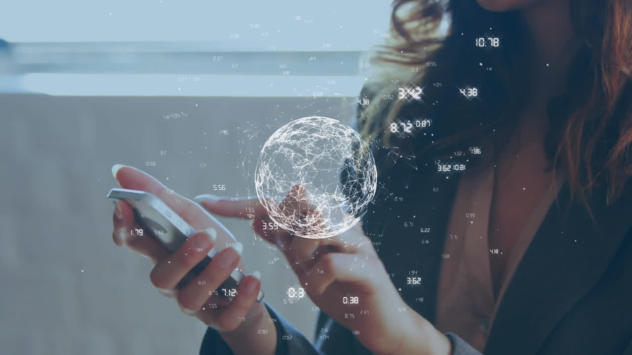 animación de globo de red de conexiones sobre mujer de negocios caucásica usando teléfono inteligente en la oficina