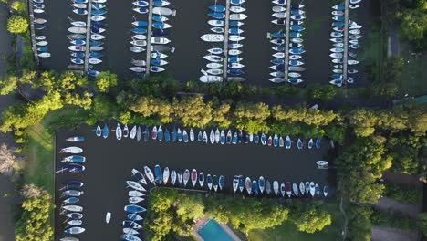 Luftaufnahme-Von-Oben-Nach-Unten-Vieler-Luxus-Segelboote-Im-Yachtclub-Von-Buenos-Aires